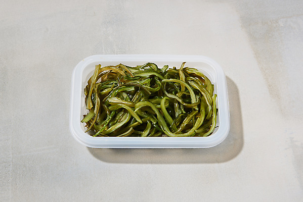 포토 JPG 스튜디오촬영 식재료 포장 반찬 실내 누끼 사람없음 하이앵글 해조류 해초 일회용 플라스틱 배송 오브젝트 플랫레이 미역줄기 음식배달 국내포토 음식 뷰포인트 재질 내부 해양식물 플랫 미역 파일형식