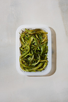 포토 JPG 스튜디오촬영 식재료 포장 반찬 실내 누끼 사람없음 하이앵글 해조류 해초 일회용 플라스틱 배송 오브젝트 플랫레이 미역줄기 음식배달 국내포토 음식 뷰포인트 재질 내부 해양식물 플랫 미역 파일형식