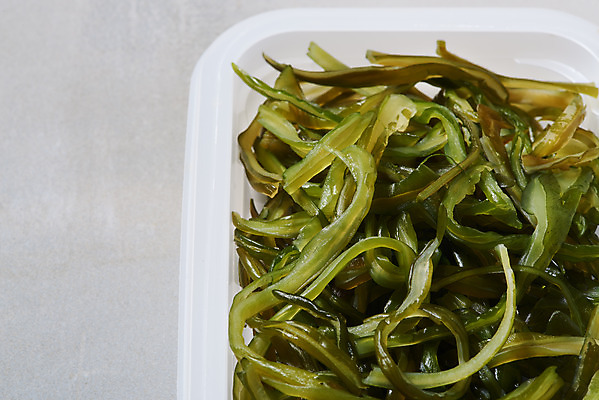 포토 JPG 스튜디오촬영 식재료 포장 반찬 실내 누끼 근접촬영 사람없음 하이앵글 해조류 해초 일회용 플라스틱 배송 오브젝트 플랫레이 미역줄기 음식배달 국내포토 음식 뷰포인트 재질 내부 해양식물 플랫 미역 파일형식