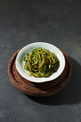 포토 JPG 스튜디오촬영 그릇 식재료 검은배경 반찬 실내 누끼 사람없음 해조류 해초 오브젝트 미역줄기 국내포토 식기 음식 백그라운드 내부 검은색 해양식물 미역 파일형식