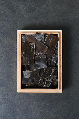 포토 JPG 스튜디오촬영 식재료 검은배경 실내 누끼 사람없음 하이앵글 해조류 해초 오브젝트 나무그릇 다시마 플랫레이 건다시마 국내포토 그릇 뷰포인트 백그라운드 내부 목재 검은색 해양식물 플랫 파일형식