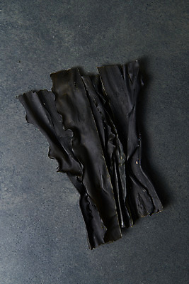 포토 JPG 스튜디오촬영 식재료 검은배경 실내 누끼 사람없음 하이앵글 해조류 해초 오브젝트 다시마 플랫레이 건다시마 국내포토 뷰포인트 백그라운드 내부 검은색 해양식물 플랫 파일형식