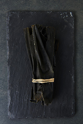 포토 JPG 스튜디오촬영 그릇 식재료 검은배경 실내 누끼 사람없음 하이앵글 해조류 해초 오브젝트 다시마 플랫레이 건다시마 국내포토 식기 뷰포인트 백그라운드 내부 검은색 해양식물 플랫 파일형식