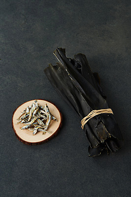 포토 JPG 스튜디오촬영 식재료 검은배경 실내 누끼 사람없음 해조류 해초 오브젝트 다시마 멸치 건다시마 국내포토 백그라운드 어류 내부 검은색 해양식물 파일형식