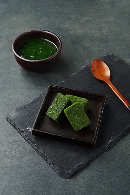 포토 JPG 스튜디오촬영 그릇 식재료 검은배경 실내 누끼 사람없음 숟가락 해조류 해초 오브젝트 매생이 매생이국 국내포토 식기 백그라운드 수저 내부 검은색 해양식물 국 파일형식