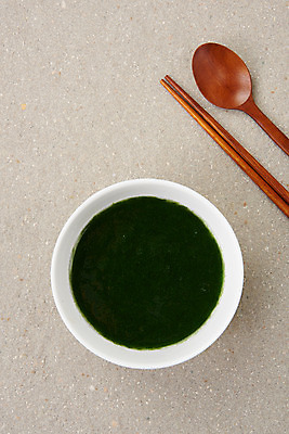 포토 JPG 스튜디오촬영 식재료 젓가락 실내 누끼 사람없음 하이앵글 숟가락 해조류 해초 오브젝트 매생이 플랫레이 매생이국 국내포토 뷰포인트 수저 내부 해양식물 플랫 국 파일형식