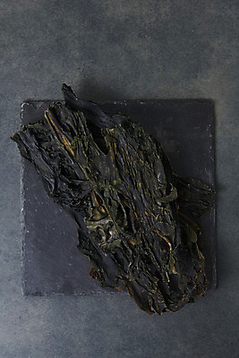 포토 JPG 스튜디오촬영 그릇 식재료 검은배경 실내 누끼 사람없음 하이앵글 해조류 해초 오브젝트 건미역 플랫레이 국내포토 식기 뷰포인트 백그라운드 내부 검은색 해양식물 플랫 미역 파일형식