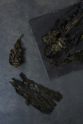 포토 JPG 스튜디오촬영 그릇 식재료 검은배경 실내 누끼 사람없음 하이앵글 해조류 해초 오브젝트 건미역 플랫레이 국내포토 식기 뷰포인트 백그라운드 내부 검은색 해양식물 플랫 미역 파일형식