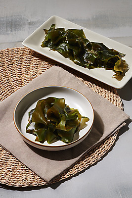 포토 JPG 스튜디오촬영 그릇 식재료 반찬 실내 누끼 사람없음 해조류 해초 오브젝트 미역 국내포토 식기 음식 내부 해양식물 파일형식