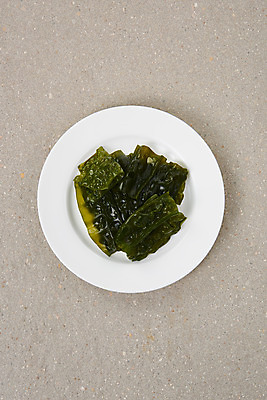 포토 JPG 스튜디오촬영 그릇 식재료 반찬 실내 누끼 사람없음 하이앵글 해조류 해초 오브젝트 미역 플랫레이 국내포토 식기 음식 뷰포인트 내부 해양식물 플랫 파일형식