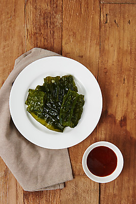 포토 JPG 스튜디오촬영 그릇 식재료 반찬 실내 누끼 사람없음 하이앵글 해조류 해초 오브젝트 미역 초고추장 플랫레이 나무배경 국내포토 식기 음식 뷰포인트 백그라운드 내부 양념 해양식물 플랫 파일형식