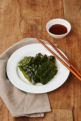 포토 JPG 스튜디오촬영 그릇 식재료 반찬 실내 누끼 사람없음 해조류 해초 오브젝트 미역 초고추장 나무배경 국내포토 식기 음식 백그라운드 내부 양념 해양식물 파일형식