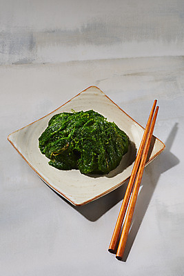 포토 JPG 스튜디오촬영 그릇 식재료 젓가락 실내 누끼 사람없음 해조류 해초 오브젝트 파래 국내포토 식기 수저 내부 해양식물 파일형식