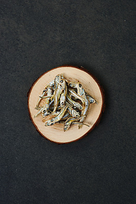 포토 JPG 스튜디오촬영 식재료 검은배경 실내 누끼 사람없음 하이앵글 해조류 해초 오브젝트 나무밑둥 건멸치 멸치 플랫레이 국내포토 나무 뷰포인트 백그라운드 어류 내부 검은색 해양식물 플랫 파일형식