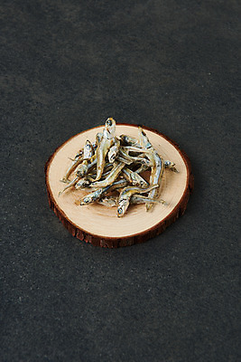 포토 JPG 스튜디오촬영 식재료 검은배경 실내 누끼 사람없음 해조류 해초 오브젝트 나무밑둥 건멸치 멸치 국내포토 나무 백그라운드 어류 내부 검은색 해양식물 파일형식