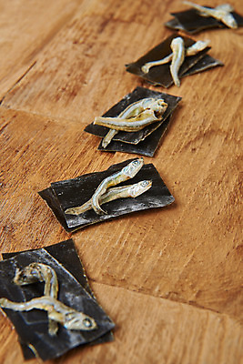 포토 JPG 스튜디오촬영 식재료 실내 누끼 사람없음 해조류 해초 오브젝트 건멸치 다시마 멸치 건다시마 나무배경 국내포토 백그라운드 어류 내부 해양식물 파일형식