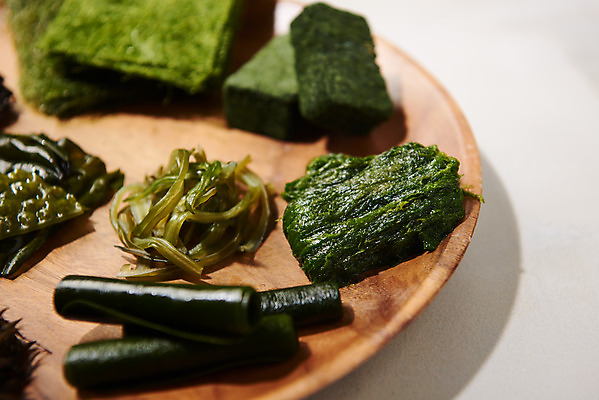 포토 JPG 스튜디오촬영 그릇 식재료 실내 누끼 근접촬영 사람없음 해조류 해초 오브젝트 미역 곰피 다시마 매생이 톳 파래 미역줄기 국내포토 식기 뷰포인트 내부 해양식물 파일형식