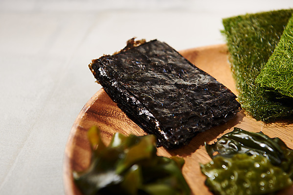 포토 JPG 스튜디오촬영 그릇 식재료 실내 누끼 근접촬영 사람없음 아웃포커스 해조류 해초 김 오브젝트 미역 곰피 감태 국내포토 식기 뷰포인트 촬영기법 내부 해양식물 파일형식