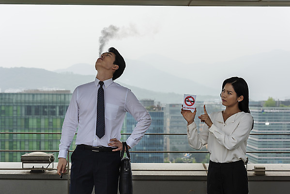 포토 JPG 주간 여자 남자 캠페인 비즈니스 휴식 흡연 서기 사람 상반신 20대 성인 야외 두명 앞모습 30대 피해 한국인 예절 직장인 비즈니스맨 비즈니스우먼 옥상 동료 냄새 금연 쉬는시간 불쾌함 니코틴 부정적 비흡연자 폐암 흡연자 성인만 판교 간접흡연 국내포토 자연요소 직업 감정 뷰포인트 컨셉 관계 모션 담배 동양인 청년 장년 사회이슈 암 분당 파일형식