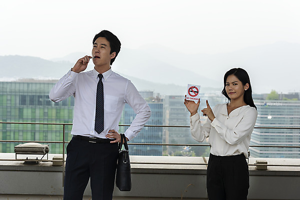 포토 JPG 주간 여자 남자 캠페인 비즈니스 휴식 흡연 서기 사람 상반신 20대 성인 야외 두명 앞모습 30대 피해 한국인 가리킴 예절 직장인 비즈니스맨 비즈니스우먼 옥상 동료 냄새 금연 쉬는시간 불쾌함 니코틴 부정적 비흡연자 폐암 흡연자 성인만 판교 간접흡연 국내포토 자연요소 직업 감정 뷰포인트 컨셉 관계 모션 담배 동양인 손짓 청년 장년 사회이슈 암 분당 파일형식