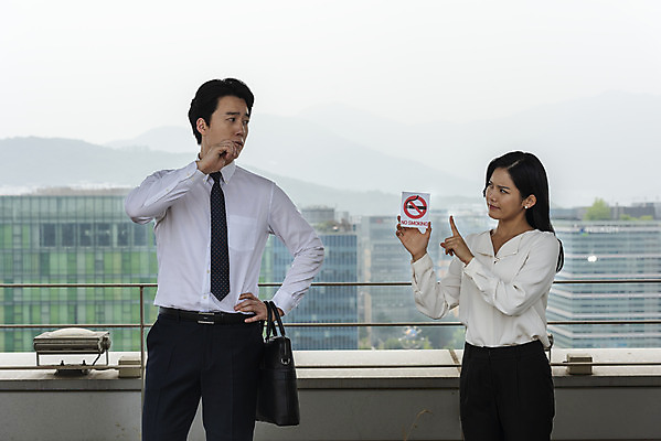 포토 JPG 주간 여자 남자 캠페인 비즈니스 휴식 흡연 서기 사람 상반신 20대 성인 야외 두명 앞모습 30대 피해 한국인 가리킴 예절 직장인 비즈니스맨 비즈니스우먼 옥상 동료 냄새 금연 쉬는시간 불쾌함 니코틴 부정적 비흡연자 폐암 흡연자 성인만 판교 간접흡연 국내포토 자연요소 직업 감정 뷰포인트 컨셉 관계 모션 담배 동양인 손짓 청년 장년 사회이슈 암 분당 파일형식