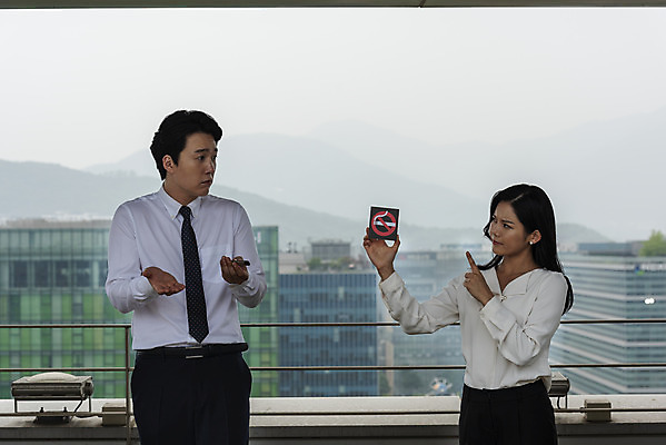 포토 JPG 주간 여자 남자 캠페인 비즈니스 휴식 흡연 서기 사람 상반신 20대 성인 야외 두명 앞모습 30대 피해 한국인 가리킴 예절 직장인 비즈니스맨 비즈니스우먼 옥상 동료 냄새 금연 쉬는시간 불쾌함 니코틴 부정적 비흡연자 폐암 흡연자 성인만 판교 간접흡연 국내포토 자연요소 직업 감정 뷰포인트 컨셉 관계 모션 담배 동양인 손짓 청년 장년 사회이슈 암 분당 파일형식