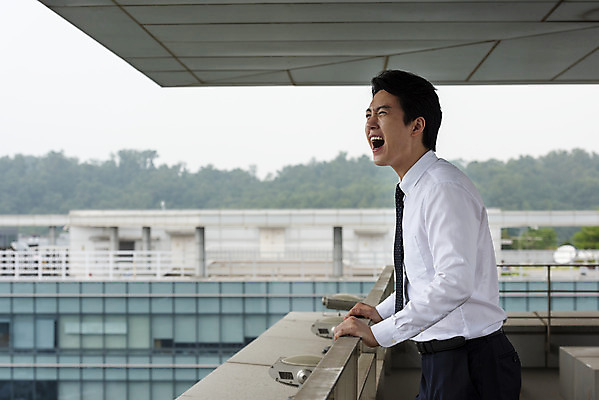 포토 JPG 주간 남자 맨라이프 비즈니스 휴식 스트레스 한명 서기 사람 상반신 성인 야외 옆모습 30대 외침 한국인 분노 직장인 비즈니스맨 옥상 부정적 우울증 싱글라이프 성인남자한명만 판교 국내포토 자연요소 직업 1 라이프스타일 감정 뷰포인트 컨셉 모션 동양인 장년 소리 질병 남자한명만 성인남자만 분당 파일형식