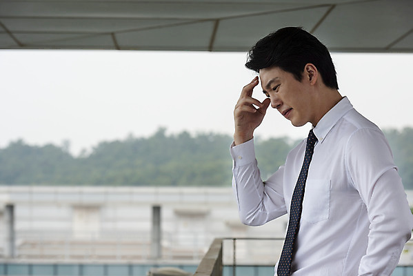 포토 JPG 주간 남자 맨라이프 생각 비즈니스 휴식 스트레스 한명 서기 사람 상반신 성인 야외 옆모습 30대 한국인 분노 직장인 비즈니스맨 옥상 고민 결정체 부정적 우울증 싱글라이프 성인남자한명만 판교 국내포토 자연요소 직업 1 라이프스타일 감정 뷰포인트 컨셉 모션 동양인 장년 질병 남자한명만 성인남자만 분당 파일형식