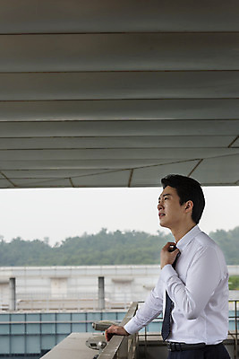 포토 JPG 주간 남자 맨라이프 생각 비즈니스 휴식 스트레스 한명 서기 사람 상반신 성인 야외 옆모습 30대 한국인 분노 직장인 비즈니스맨 선택 옥상 고민 싱글라이프 답답함 성인남자한명만 판교 국내포토 자연요소 직업 1 라이프스타일 감정 뷰포인트 컨셉 모션 동양인 장년 감각 남자한명만 성인남자만 분당 파일형식