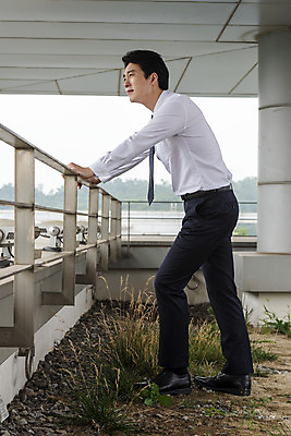 포토 JPG 주간 전신 남자 맨라이프 생각 비즈니스 휴식 스트레스 한명 서기 사람 성인 야외 옆모습 30대 한국인 분노 직장인 비즈니스맨 선택 옥상 고민 부정적 우울증 싱글라이프 성인남자한명만 판교 국내포토 자연요소 직업 1 라이프스타일 감정 뷰포인트 컨셉 모션 동양인 장년 질병 남자한명만 성인남자만 분당 파일형식