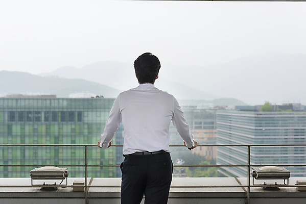 포토 JPG 주간 남자 맨라이프 생각 비즈니스 휴식 스트레스 한명 서기 사람 상반신 성인 야외 뒷모습 30대 한국인 분노 직장인 비즈니스맨 옥상 고민 결정체 싱글라이프 답답함 성인남자한명만 판교 국내포토 자연요소 직업 1 라이프스타일 감정 뷰포인트 컨셉 모션 동양인 장년 감각 남자한명만 성인남자만 분당 파일형식