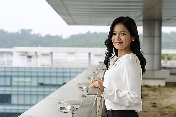 포토 JPG 주간 우먼라이프 여자 비즈니스 휴식 한명 서기 미소 사람 상반신 20대 성인 야외 옆모습 한국인 직장인 비즈니스우먼 옥상 쉬는시간 싱글라이프 성인여자한명만 판교 국내포토 자연요소 직업 1 라이프스타일 뷰포인트 컨셉 모션 표정 동양인 청년 여자한명만 성인여자만 분당 파일형식