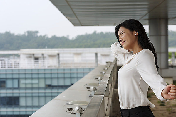 포토 JPG 주간 우먼라이프 여자 비즈니스 휴식 피곤 한명 서기 사람 상반신 20대 성인 야외 옆모습 스트레칭 한국인 직장인 비즈니스우먼 옥상 기지개 쉬는시간 만성피로 싱글라이프 성인여자한명만 판교 국내포토 자연요소 직업 1 라이프스타일 뷰포인트 컨셉 모션 동양인 청년 운동 여자한명만 성인여자만 분당 파일형식