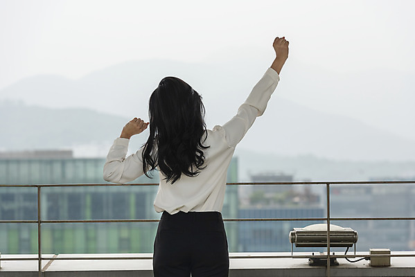 포토 JPG 주간 우먼라이프 여자 비즈니스 휴식 피곤 한명 서기 사람 상반신 20대 성인 야외 뒷모습 스트레칭 한국인 직장인 비즈니스우먼 옥상 기지개 쉬는시간 만성피로 싱글라이프 성인여자한명만 판교 국내포토 자연요소 직업 1 라이프스타일 뷰포인트 컨셉 모션 동양인 청년 운동 여자한명만 성인여자만 분당 파일형식