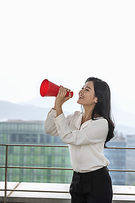 포토 JPG 주간 우먼라이프 여자 비즈니스 이야기 대화 한명 서기 사람 상반신 20대 성인 야외 옆모습 확성기 외침 한국인 직장인 비즈니스우먼 옥상 알림 전달 싱글라이프 성인여자한명만 판교 국내포토 자연요소 직업 1 라이프스타일 뷰포인트 모션 말하기 동양인 청년 소리 여자한명만 성인여자만 분당 파일형식