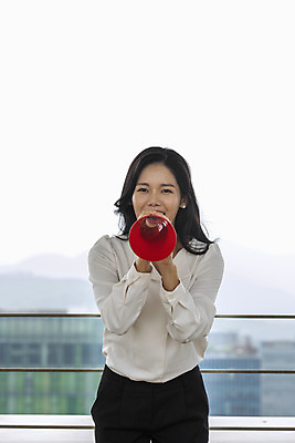 포토 JPG 주간 우먼라이프 여자 비즈니스 이야기 대화 한명 서기 들기 사람 상반신 20대 성인 야외 앞모습 확성기 외침 한국인 직장인 비즈니스우먼 옥상 알림 전달 싱글라이프 성인여자한명만 판교 국내포토 자연요소 직업 1 라이프스타일 뷰포인트 모션 말하기 동양인 청년 소리 여자한명만 성인여자만 분당 파일형식