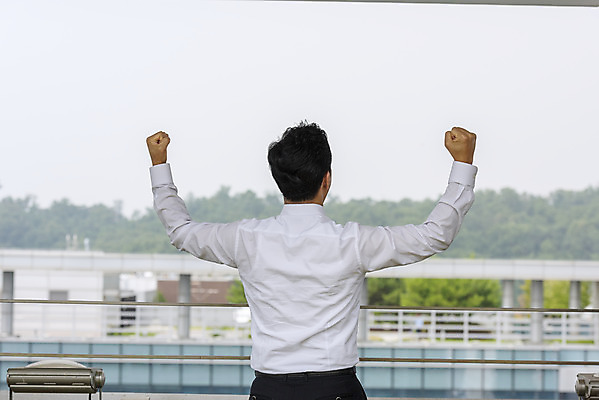 포토 JPG 주간 남자 맨라이프 40대 중년 비즈니스 휴식 한명 서기 사람 상반신 야외 뒷모습 파이팅 만세 한국인 에너지 자유 직장인 비즈니스맨 자신감 옥상 기지개 쉬는시간 충전 싱글라이프 중년남자한명만 판교 국내포토 자연요소 직업 1 라이프스타일 감정 뷰포인트 컨셉 모션 동양인 성인 남자한명만 중년남자만 분당 파일형식