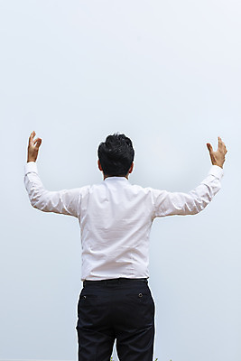 포토 JPG 주간 남자 맨라이프 40대 중년 비즈니스 휴식 한명 서기 사람 상반신 야외 뒷모습 파이팅 만세 한국인 에너지 자유 직장인 비즈니스맨 자신감 옥상 기지개 쉬는시간 충전 싱글라이프 중년남자한명만 판교 국내포토 자연요소 직업 1 라이프스타일 감정 뷰포인트 컨셉 모션 동양인 성인 남자한명만 중년남자만 분당 파일형식