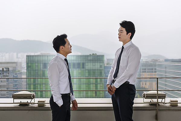 포토 JPG 주간 남자 맨라이프 40대 비즈니스 스트레스 직장 대화 서기 사람 상반신 성인 야외 두명 옆모습 30대 한국인 직장인 비즈니스맨 상사 옥상 동료 위로 공감 미안 부정적 부하직원 우울증 이해 힘듦 남자만 판교 억울 국내포토 자연요소 직업 라이프스타일 감정 뷰포인트 중년 컨셉 회사 관계 모션 말하기 동양인 장년 질병 사죄 분당 파일형식