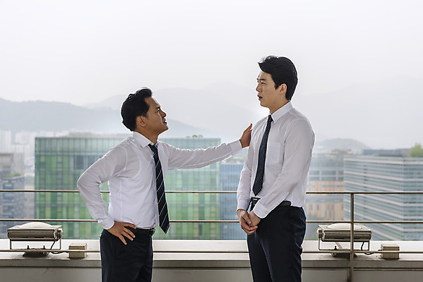 포토 JPG 주간 남자 맨라이프 40대 비즈니스 스트레스 직장 대화 서기 사람 상반신 성인 야외 두명 옆모습 30대 한국인 직장인 비즈니스맨 상사 옥상 동료 위로 공감 미안 부정적 부하직원 우울증 이해 힘듦 남자만 판교 억울 국내포토 자연요소 직업 라이프스타일 감정 뷰포인트 중년 컨셉 회사 관계 모션 말하기 동양인 장년 질병 사죄 분당 파일형식