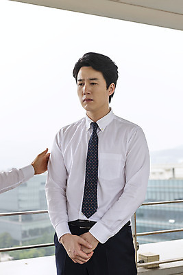 포토 JPG 주간 남자 맨라이프 40대 비즈니스 스트레스 직장 대화 서기 사람 상반신 성인 야외 두명 앞모습 30대 한국인 직장인 비즈니스맨 상사 옥상 동료 위로 공감 부정적 부하직원 우울증 이해 힘듦 남자만 판교 억울 국내포토 자연요소 직업 라이프스타일 감정 뷰포인트 중년 컨셉 회사 관계 모션 말하기 동양인 장년 질병 분당 파일형식