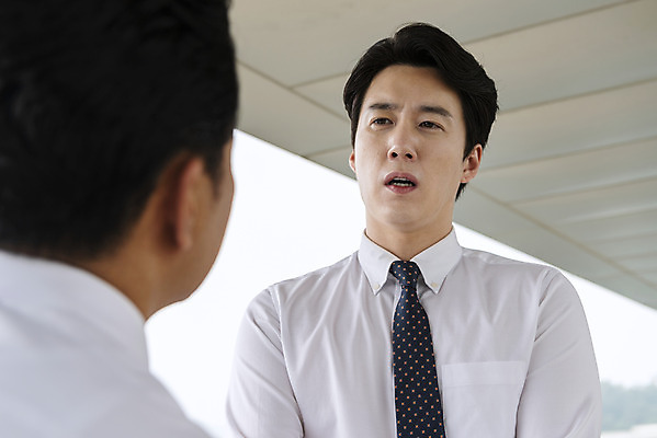 포토 JPG 주간 남자 맨라이프 40대 비즈니스 스트레스 직장 대화 서기 사람 상반신 성인 야외 두명 앞모습 30대 한국인 직장인 비즈니스맨 상사 옥상 동료 위로 공감 부정적 부하직원 우울증 이해 힘듦 남자만 판교 억울 국내포토 자연요소 직업 라이프스타일 감정 뷰포인트 중년 컨셉 회사 관계 모션 말하기 동양인 장년 질병 분당 파일형식