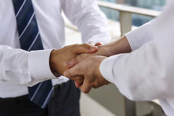 포토 JPG 주간 손 남자 맨라이프 40대 비즈니스 악수 대화 서기 사람 성인 야외 두명 신체부위 30대 손잡기 한국인 잡기 직장인 비즈니스맨 상사 옥상 동료 위로 공감 미안 부하직원 이해 남자만 판교 국내포토 자연요소 직업 라이프스타일 중년 관계 모션 말하기 동양인 손짓 장년 사죄 분당 파일형식