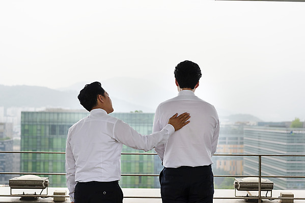 포토 JPG 주간 남자 맨라이프 40대 비즈니스 스트레스 직장 대화 서기 사람 상반신 성인 야외 두명 뒷모습 30대 한국인 직장인 비즈니스맨 상사 옥상 동료 위로 공감 부정적 부하직원 우울증 이해 힘듦 남자만 판교 국내포토 자연요소 직업 라이프스타일 감정 뷰포인트 중년 컨셉 회사 관계 모션 말하기 동양인 장년 질병 분당 파일형식