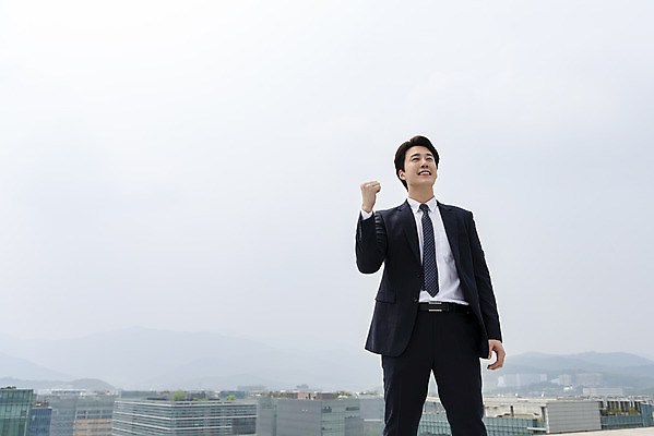 포토 JPG 주간 남자 맨라이프 비즈니스 성공 한명 서기 사람 상반신 성인 야외 앞모습 30대 믿음 파이팅 힘 주먹 한국인 직장인 비즈니스맨 자신감 옥상 긍정 싱글라이프 성인남자한명만 판교 국내포토 자연요소 직업 1 라이프스타일 감정 뷰포인트 컨셉 모션 동양인 장년 남자한명만 성인남자만 분당 파일형식