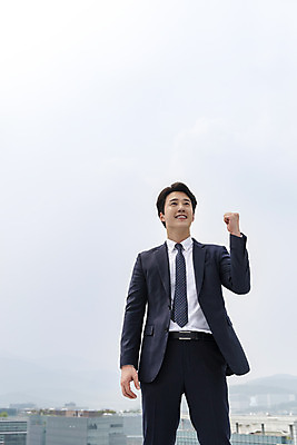 포토 JPG 주간 남자 맨라이프 비즈니스 성공 한명 서기 사람 상반신 성인 야외 앞모습 30대 믿음 파이팅 힘 주먹 한국인 직장인 비즈니스맨 자신감 옥상 긍정 싱글라이프 성인남자한명만 판교 국내포토 자연요소 직업 1 라이프스타일 감정 뷰포인트 컨셉 모션 동양인 장년 남자한명만 성인남자만 분당 파일형식