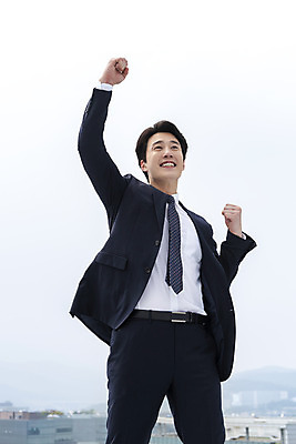 포토 JPG 주간 남자 맨라이프 비즈니스 성공 한명 서기 사람 상반신 성인 야외 앞모습 30대 믿음 파이팅 힘 주먹 한국인 직장인 비즈니스맨 자신감 옥상 긍정 싱글라이프 성인남자한명만 판교 국내포토 자연요소 직업 1 라이프스타일 감정 뷰포인트 컨셉 모션 동양인 장년 남자한명만 성인남자만 분당 파일형식