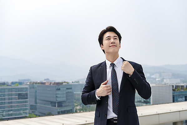 포토 JPG 주간 남자 맨라이프 비즈니스 성공 한명 서기 사람 정장 상반신 성인 야외 앞모습 30대 믿음 재킷 만지기 한국인 직장인 비즈니스맨 자신감 옥상 긍정 싱글라이프 성인남자한명만 판교 국내포토 자연요소 직업 1 라이프스타일 옷 감정 뷰포인트 컨셉 모션 동양인 장년 외투 남자한명만 성인남자만 분당 파일형식
