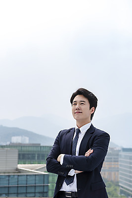 포토 JPG 주간 남자 맨라이프 비즈니스 성공 한명 서기 사람 상반신 성인 야외 옆모습 30대 팔짱 믿음 한국인 직장인 비즈니스맨 자신감 옥상 긍정 싱글라이프 성인남자한명만 판교 국내포토 자연요소 직업 1 라이프스타일 감정 뷰포인트 컨셉 모션 동양인 장년 남자한명만 성인남자만 분당 파일형식
