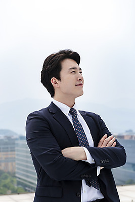 포토 JPG 주간 남자 맨라이프 비즈니스 성공 한명 서기 사람 상반신 성인 야외 옆모습 30대 팔짱 믿음 한국인 직장인 비즈니스맨 자신감 옥상 긍정 싱글라이프 성인남자한명만 판교 국내포토 자연요소 직업 1 라이프스타일 감정 뷰포인트 컨셉 모션 동양인 장년 남자한명만 성인남자만 분당 파일형식